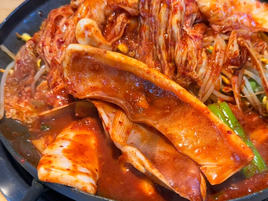 탱글한 오징어가 섞인 두루치기