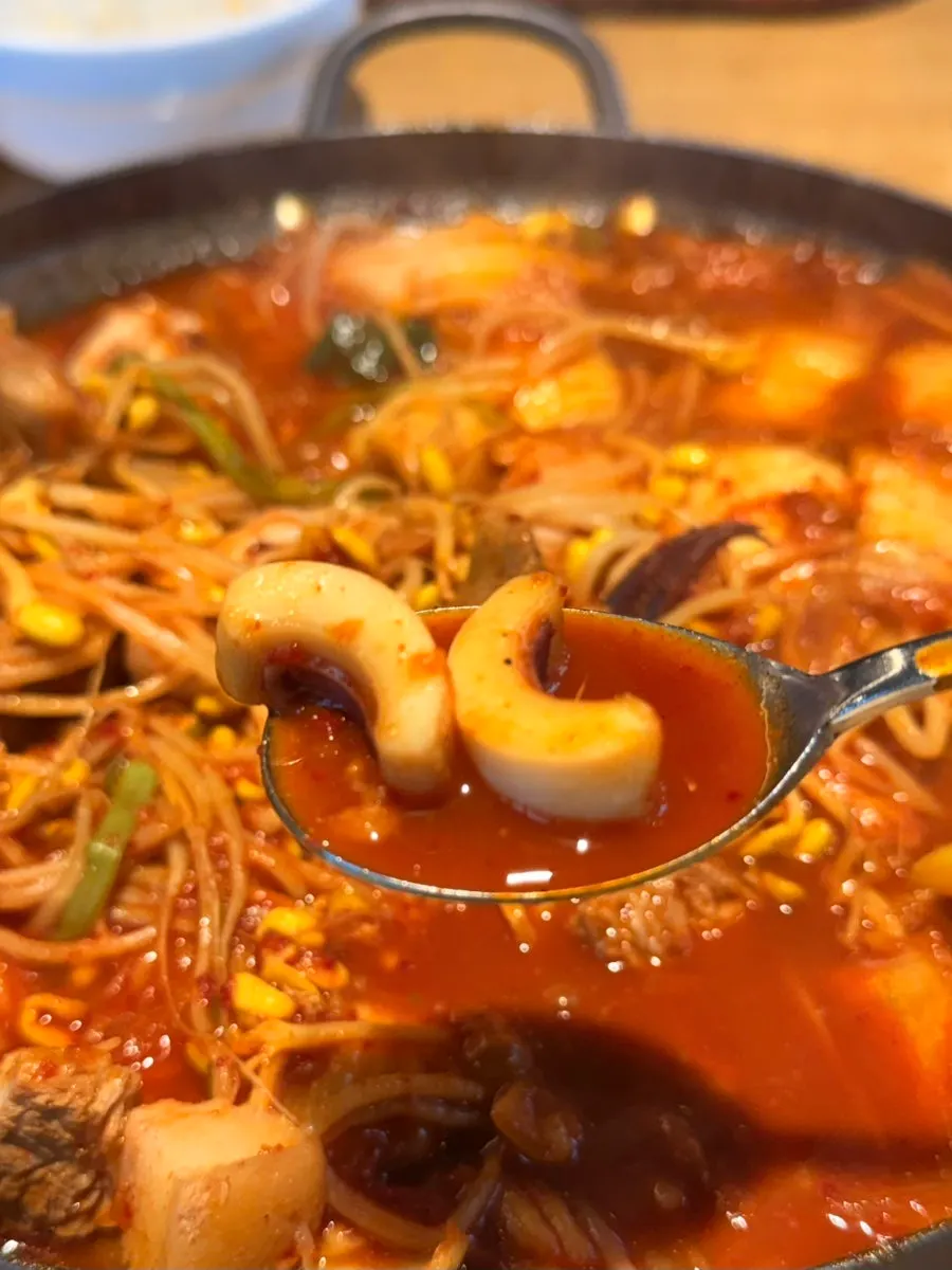집어 올린 오징어 제육 두루치기