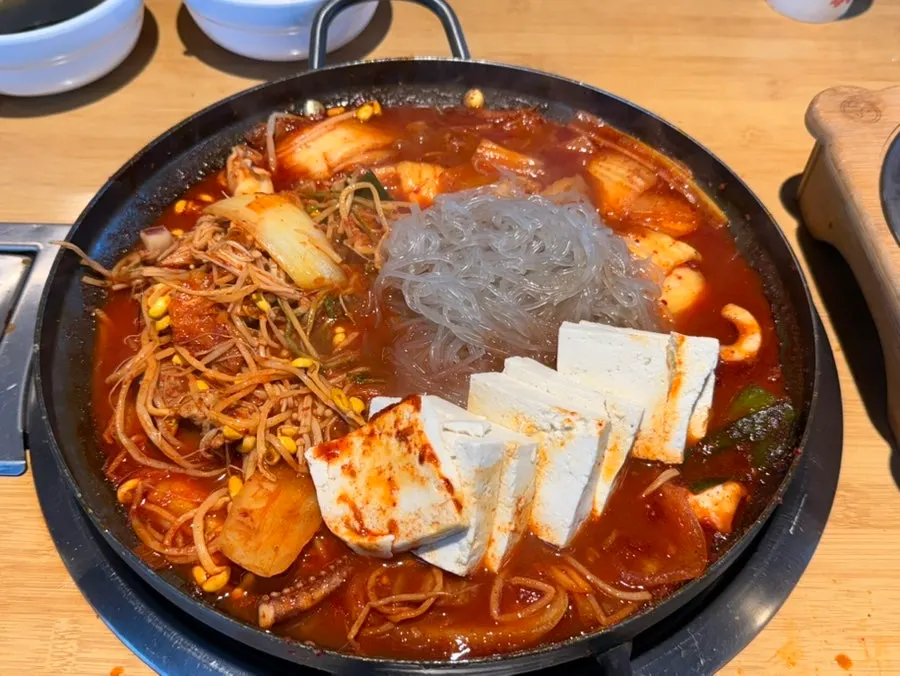 매운 양념 국물이 남은 두루치기 팬