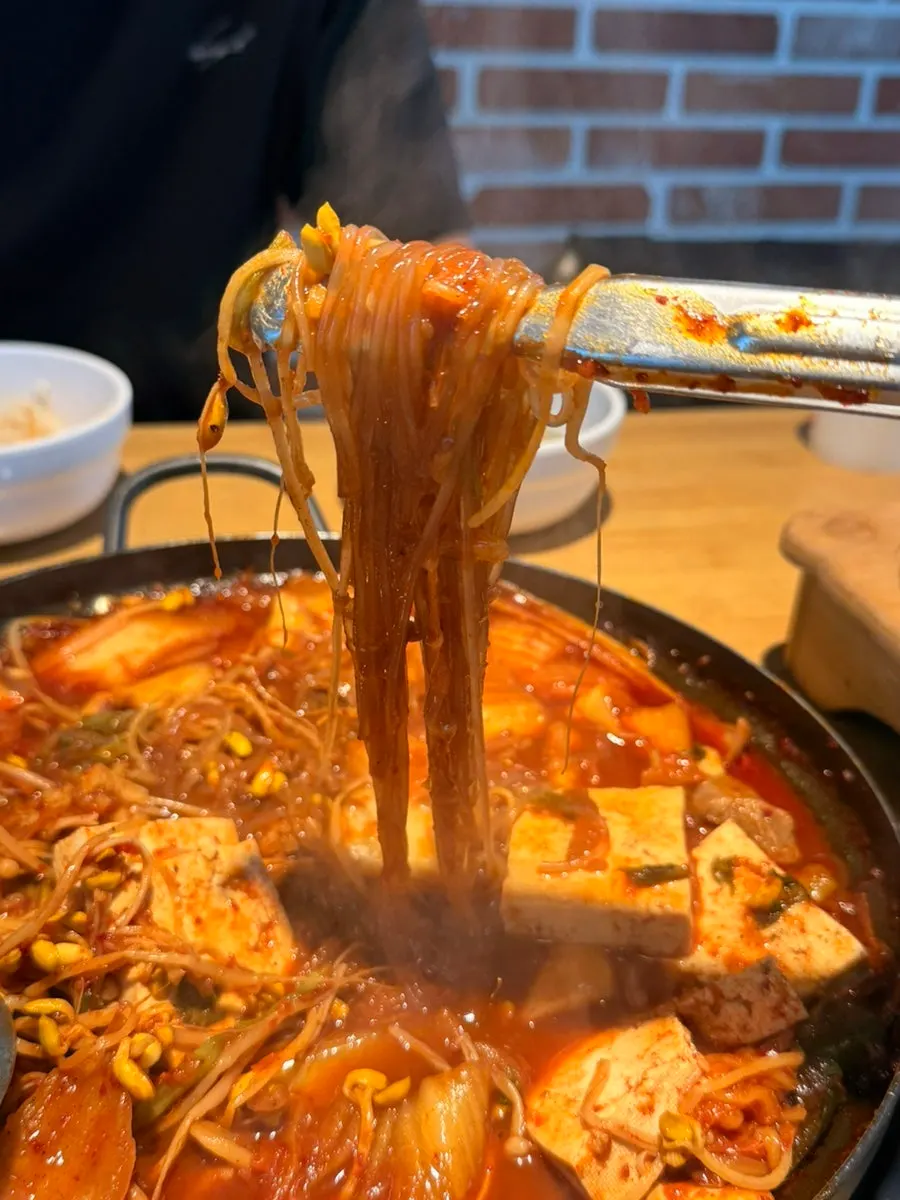 두루치기 한 점을 들어올린 모습