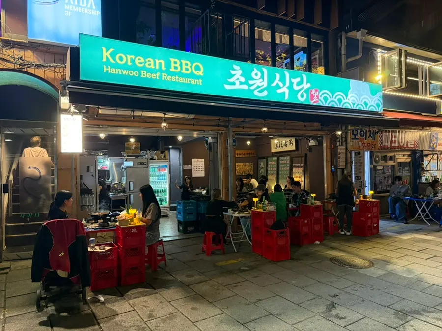 Red tables along the street at Chowon Restaurant Jongno 3-ga Branch