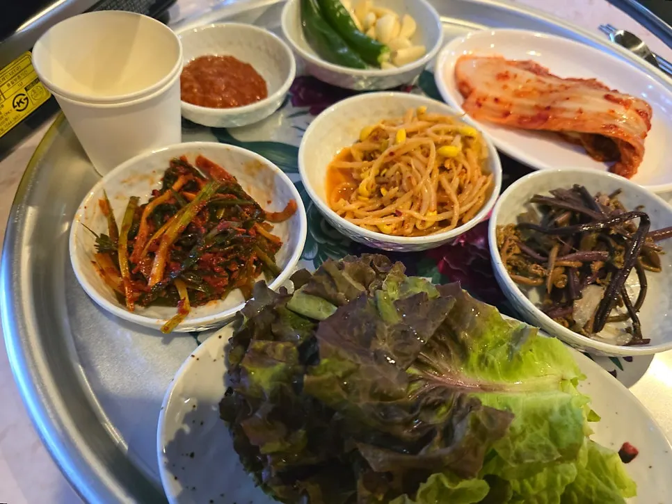 세팅된 기본찬 한 상
