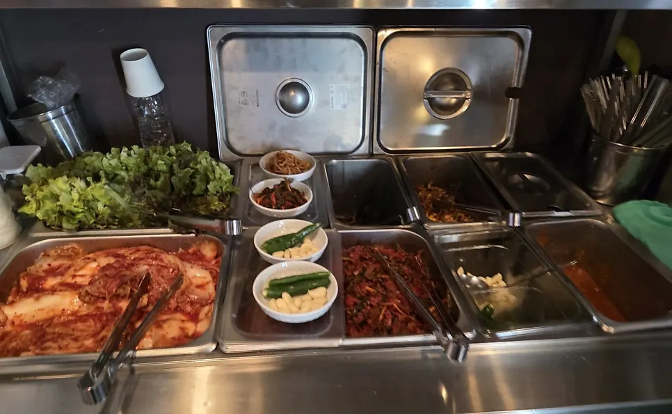 파김치와 기본찬 접시