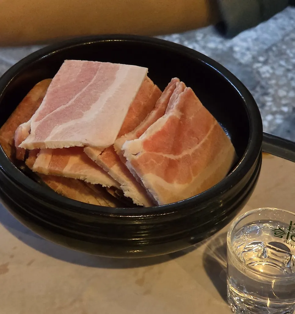 셀프바에 놓인 반찬 통