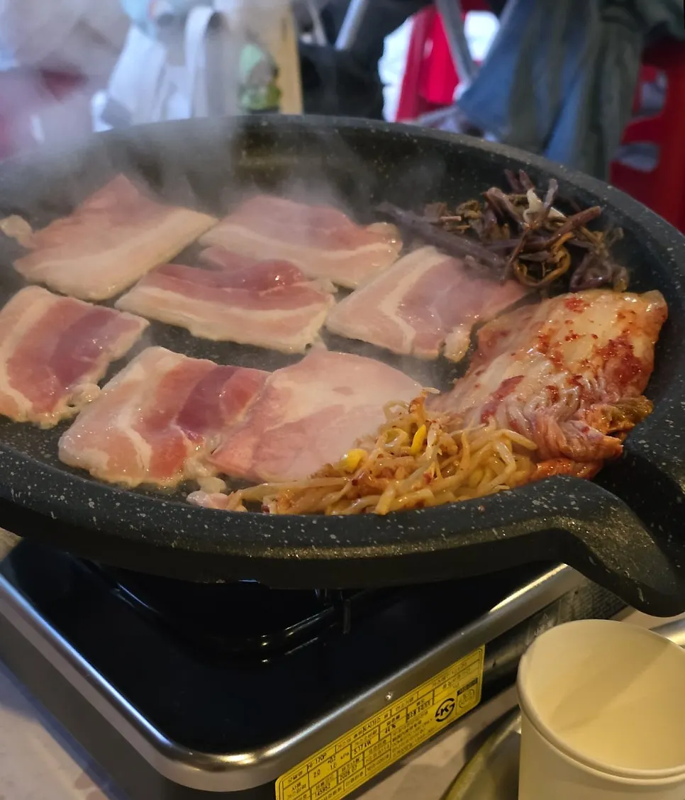 불판에서 굽는 급냉삼겹살