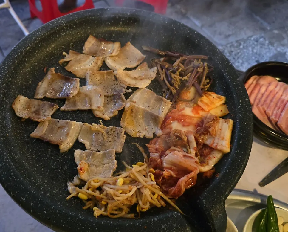 익어가는 냉동 삼겹살과 함께 구운 김치