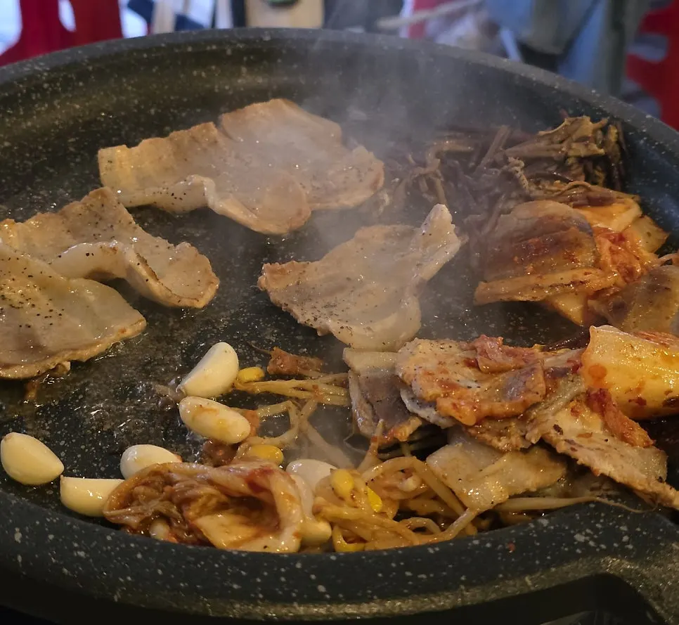 후추 뿌린 급냉삼겹살 한 점