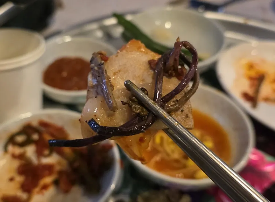 구운 삼겹살과 곁들인 반찬