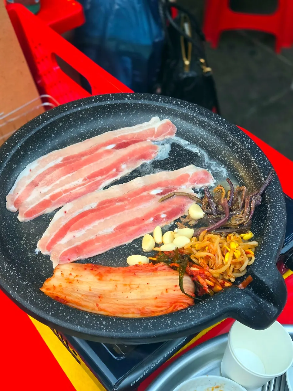 불판 위 냉삼과 함께 올린 고사리 콩나물 김치