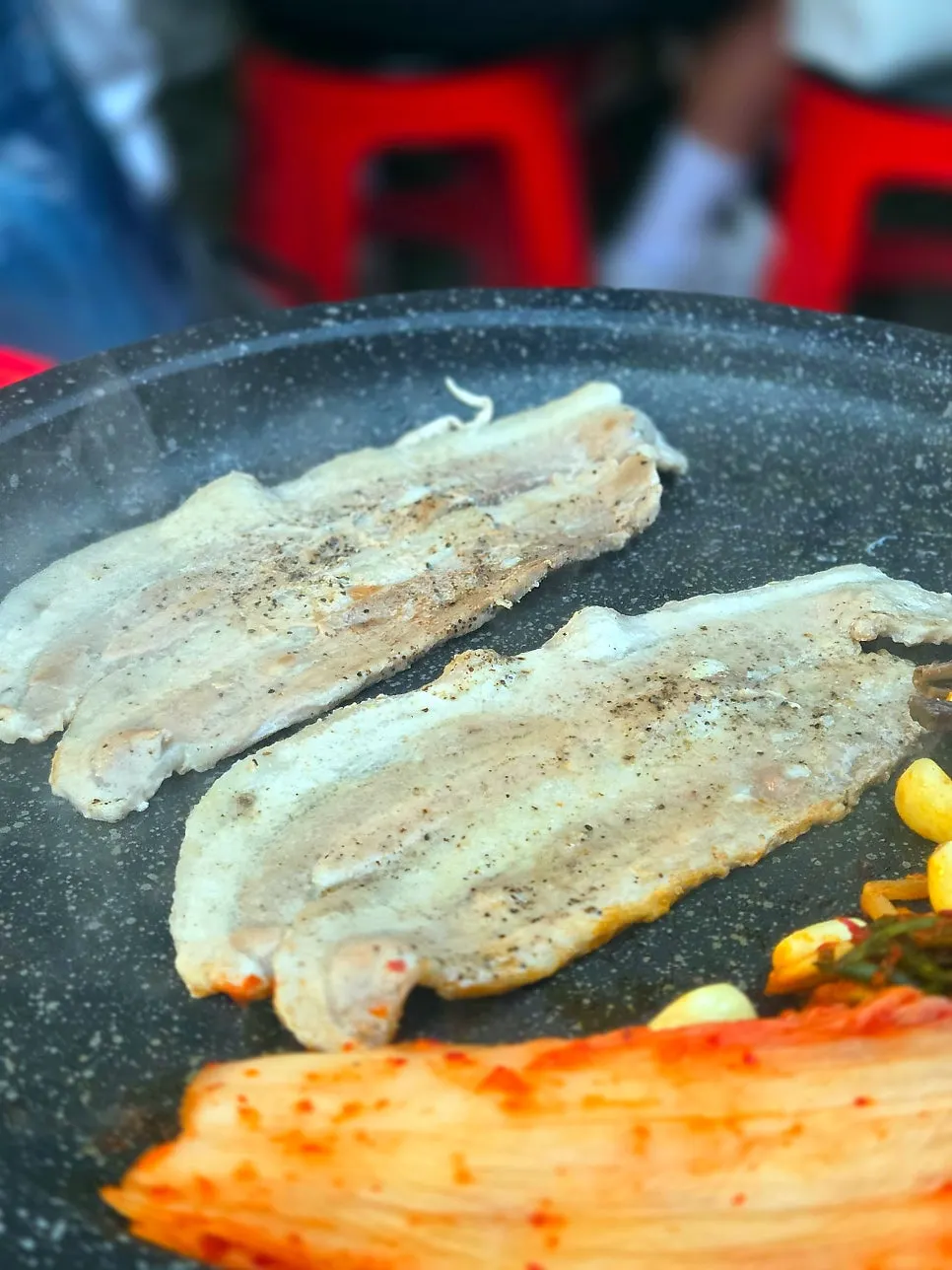 기름에 익어가는 구운 반찬과 냉동삼겹살
