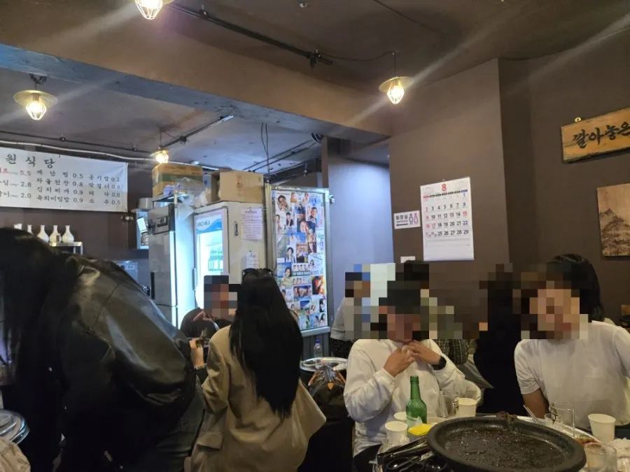 초원식당 실내 좌석 모습