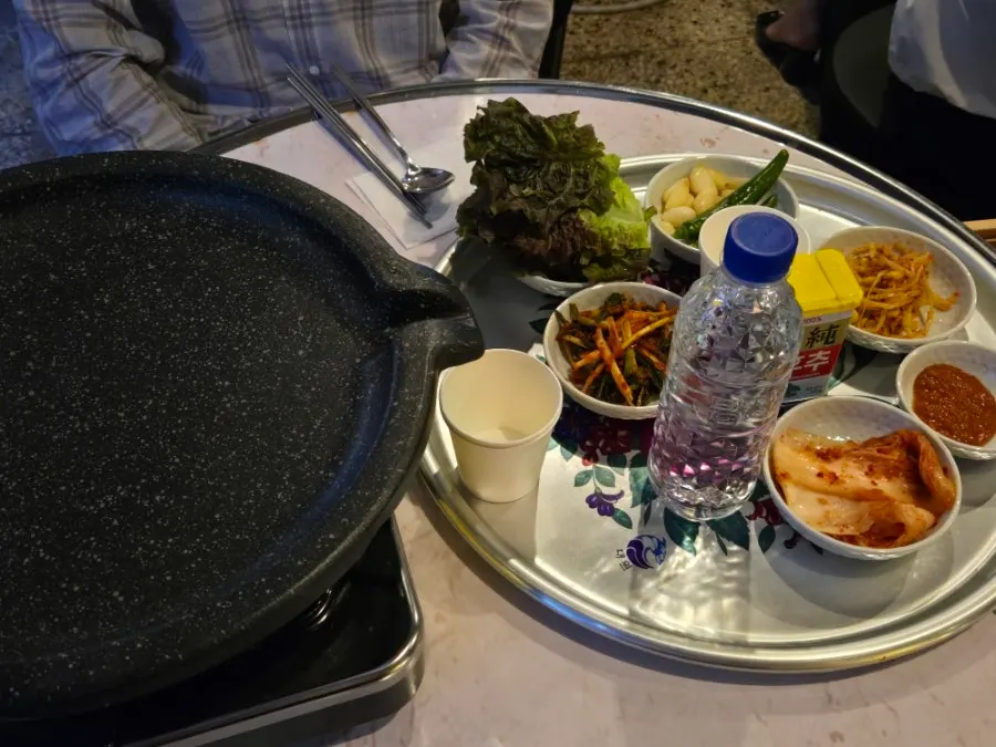 쟁반에 담겨 나온 기본 반찬 상차림