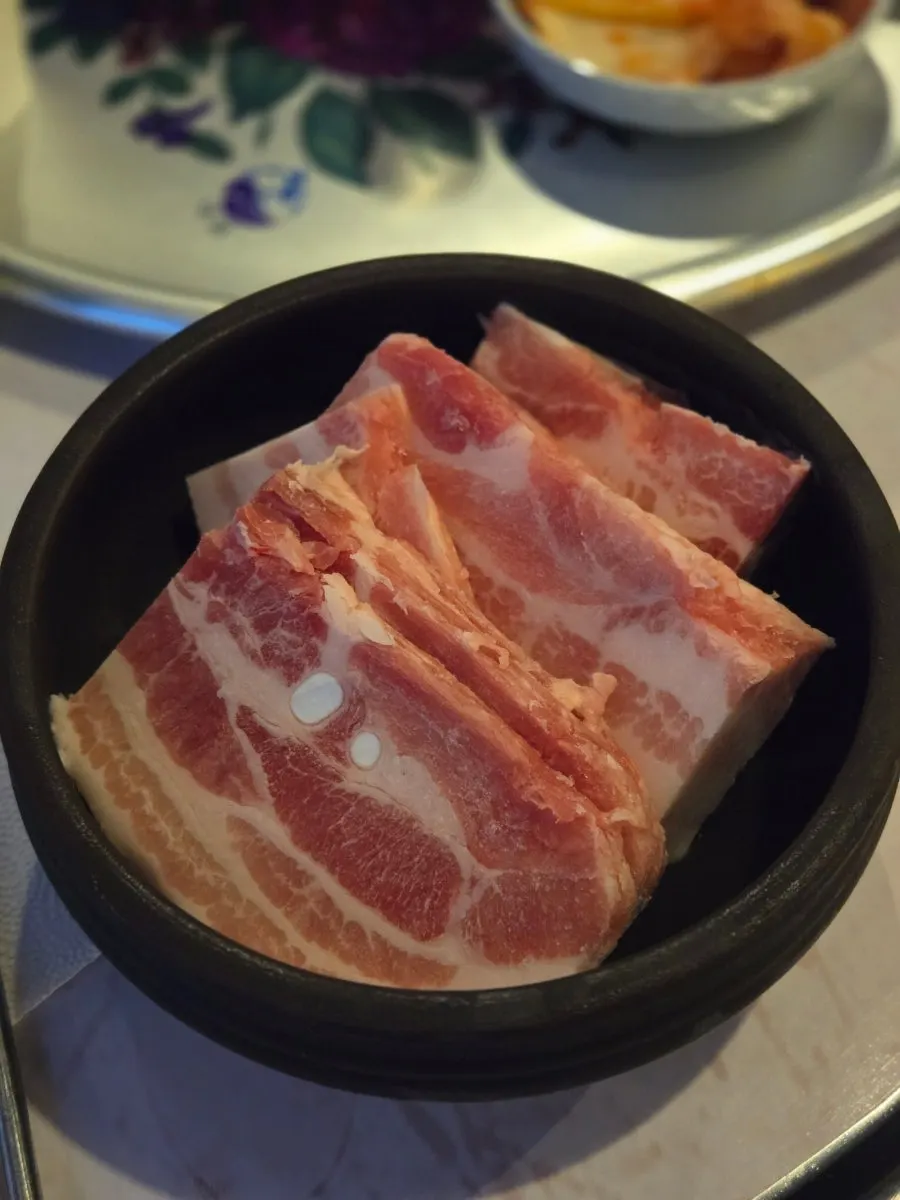 접시에 담긴 급냉 삼겹살 2인분