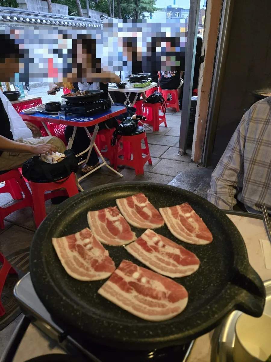 야장 느낌 나는 실내 자리의 테이블 세팅