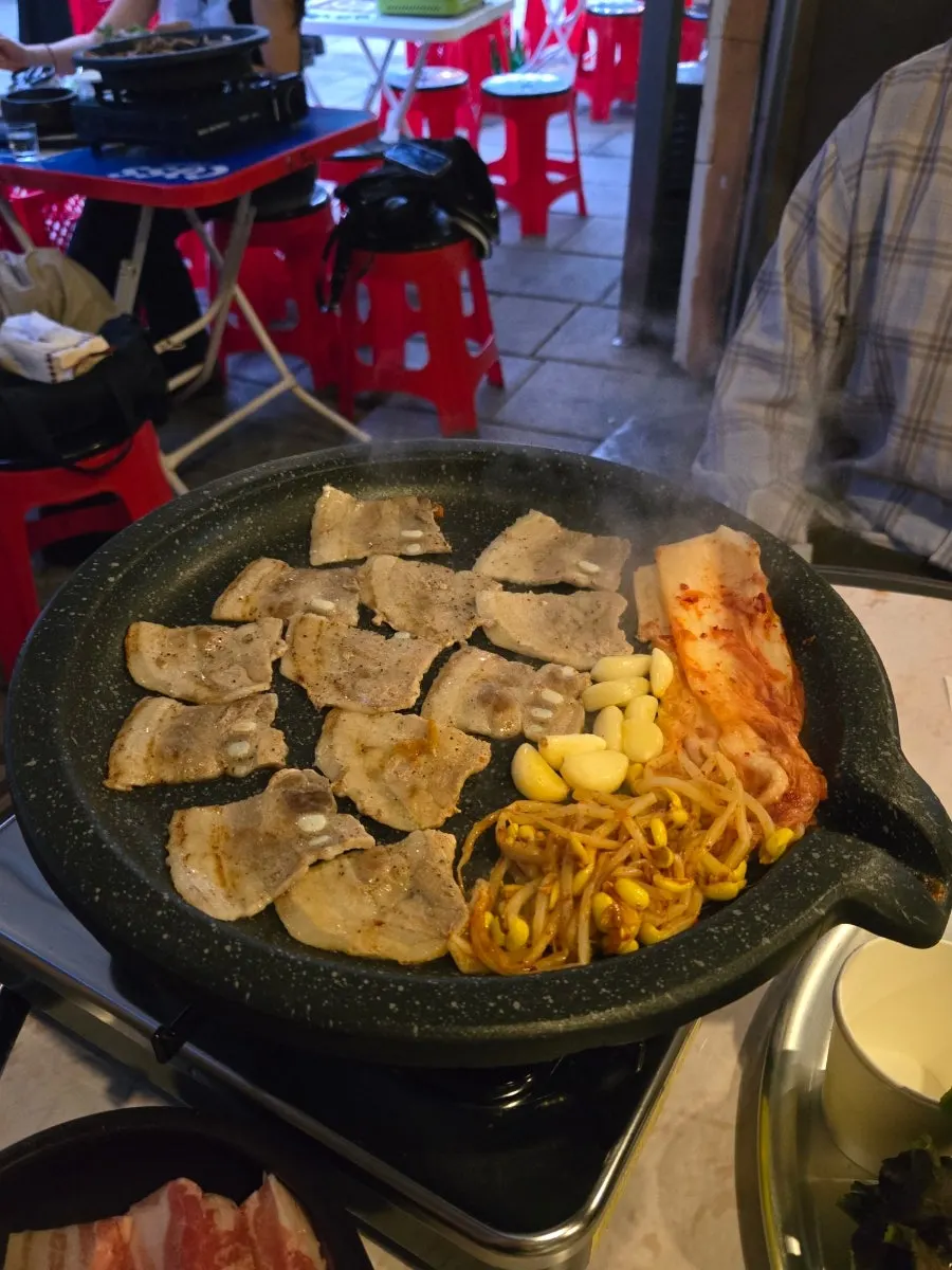 김치와 콩나물, 마늘을 함께 구운 불판