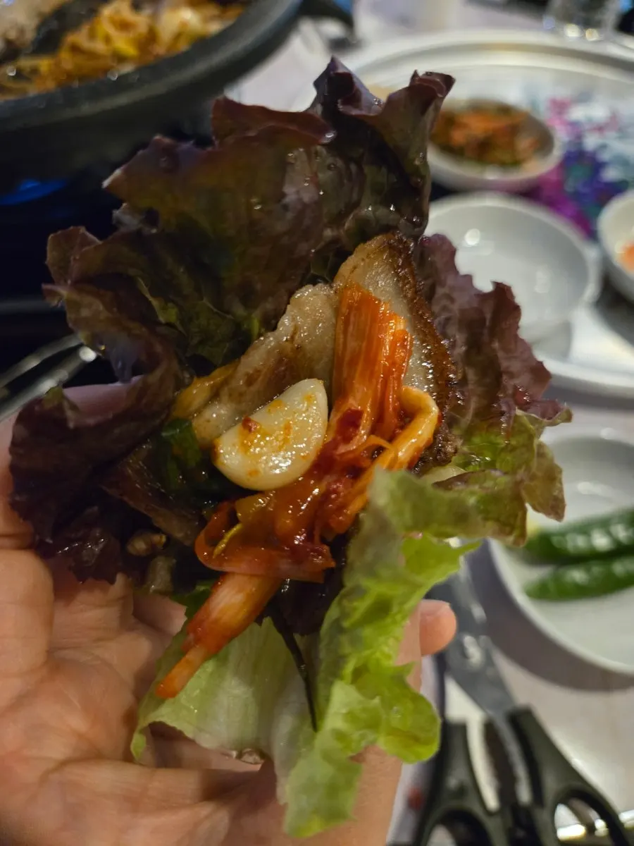 구운 김치에 냉삼과 마늘을 올린 쌈