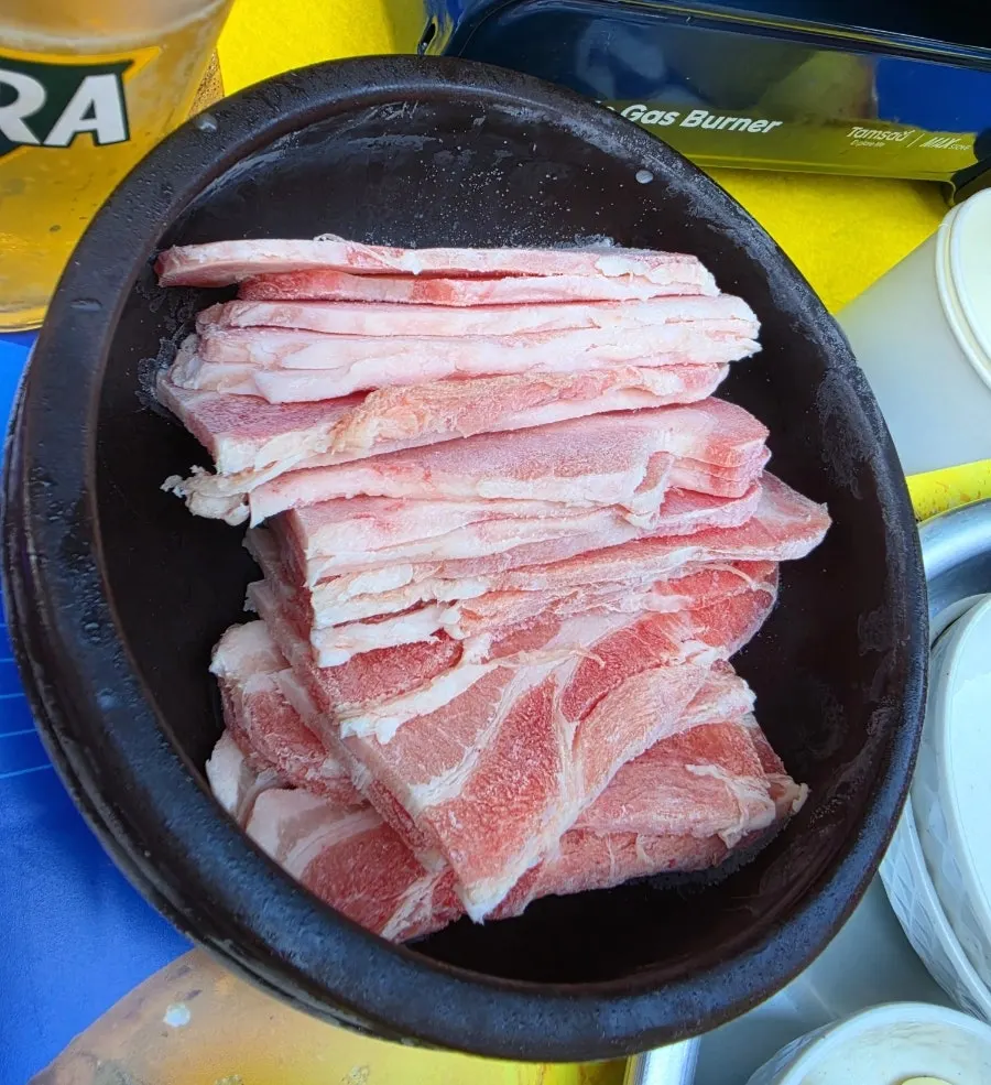 뚝배기에 담겨 나온 급냉 삼겹살 2인분