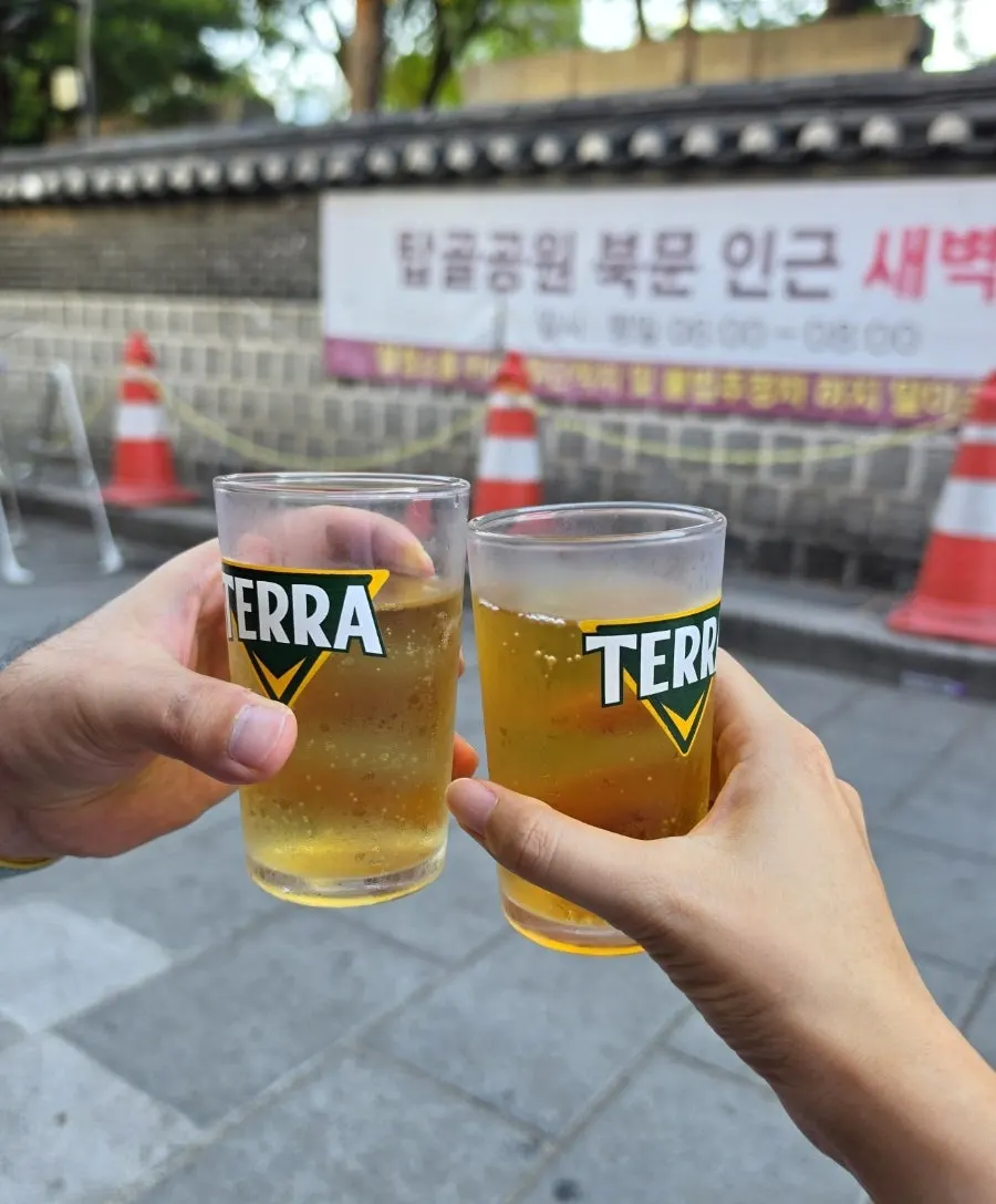 야장 테이블 위 시원한 맥주잔