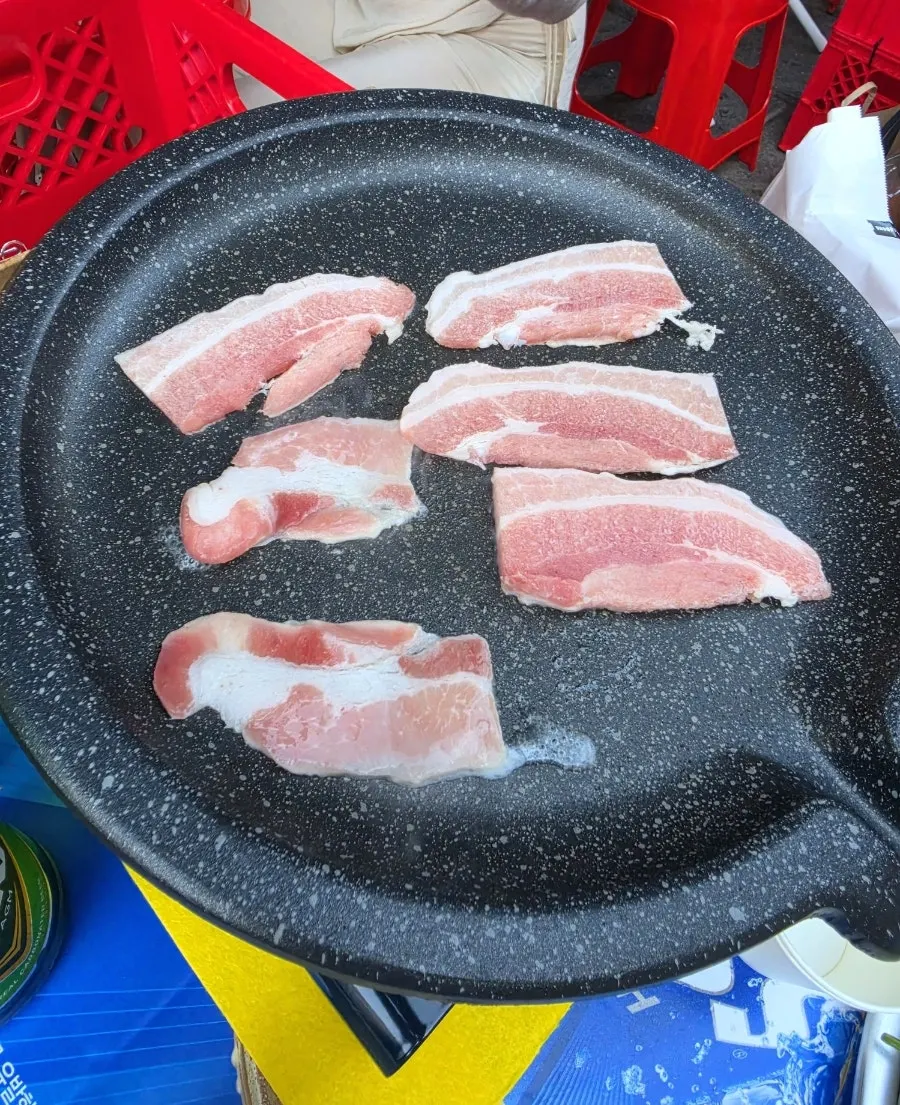 불판 위에 올린 냉동 삼겹살