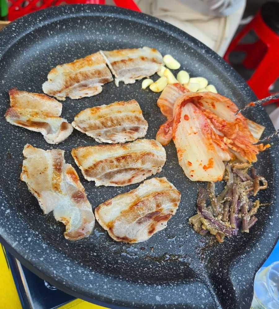 후추 뿌려 구운 냉동 삼겹살