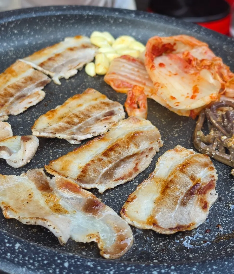마늘 김치 고사리와 함께 구워진 불판