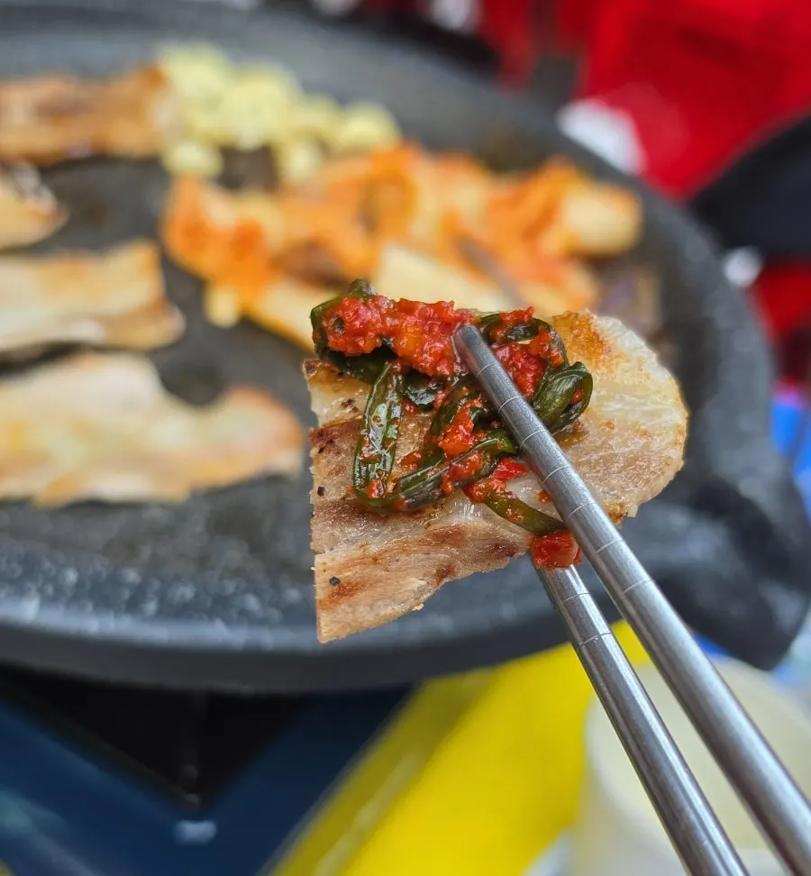 노릇하게 구워진 냉삼 클로즈업