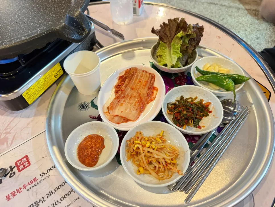 Basic side dishes including kimchi, bean sprouts, and green onion kimchi