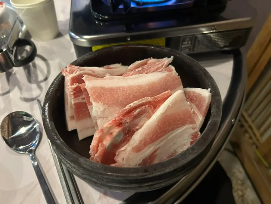 Signature frozen pork belly image at Chowon Restaurant Jongno 3-ga Branch
