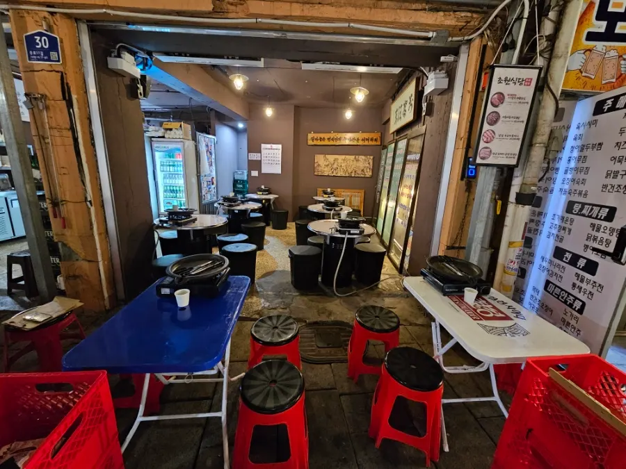 Fully open-air outdoor tent seating at Chowon Restaurant Jongno 3-ga Branch