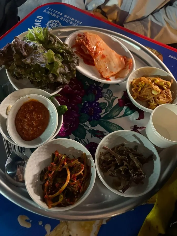 고사리 콩나물 상추가 담긴 반찬 접시