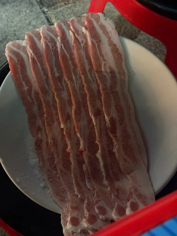 고기 한 점에 구운 김치를 올린 모습