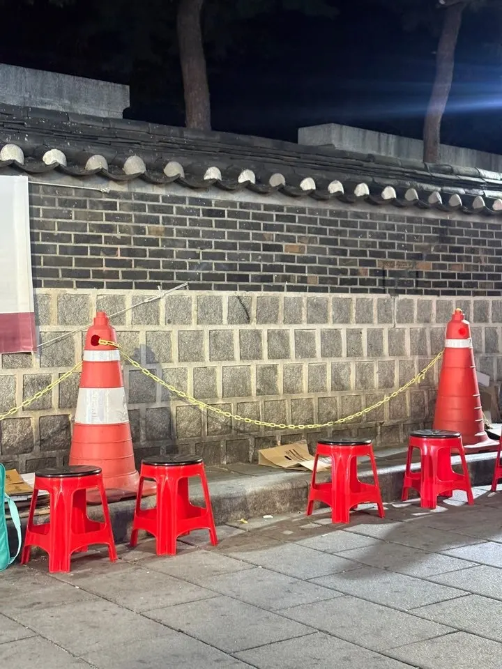 야장 테이블에 차려진 고기와 반찬