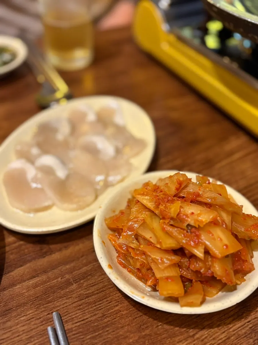 불판에 올리기 전 한우 차돌박이