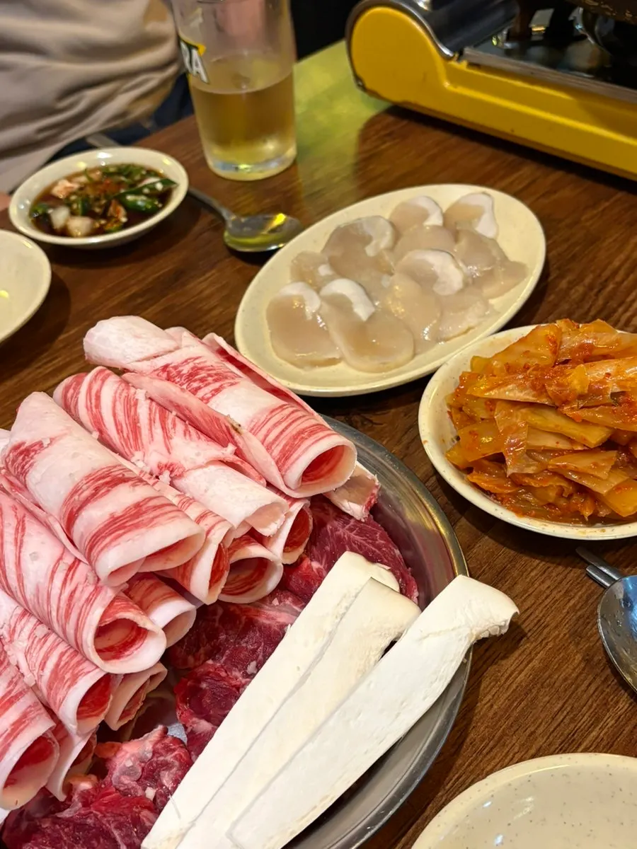 삼합과 함께 차려진 테이블 전체