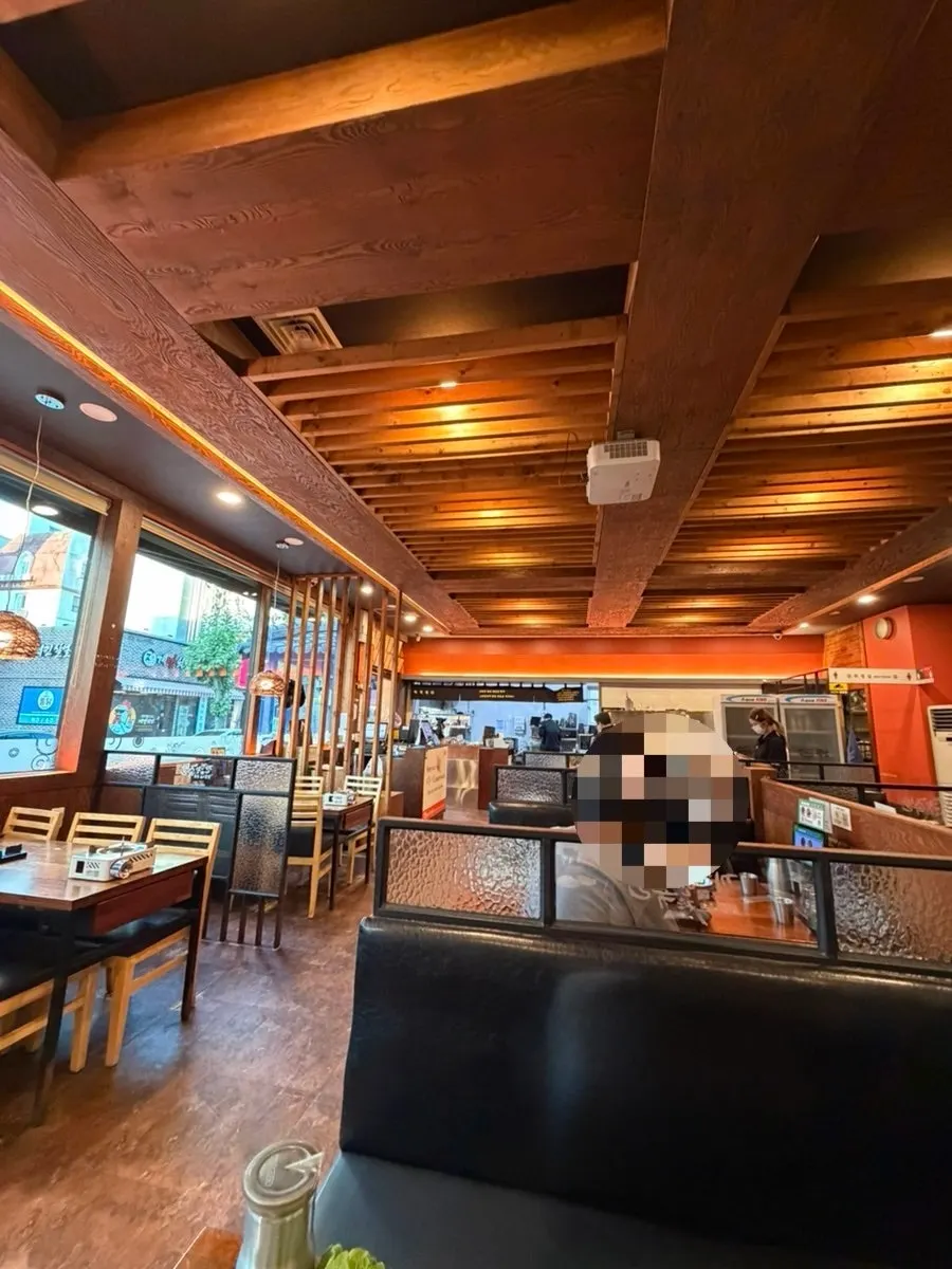 Busy dining hall seating at Kkankkanhan Jokbal Main Branch