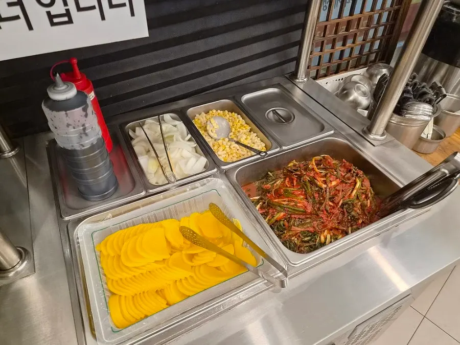 셀프바에서 담아온 단무지와 생파김치