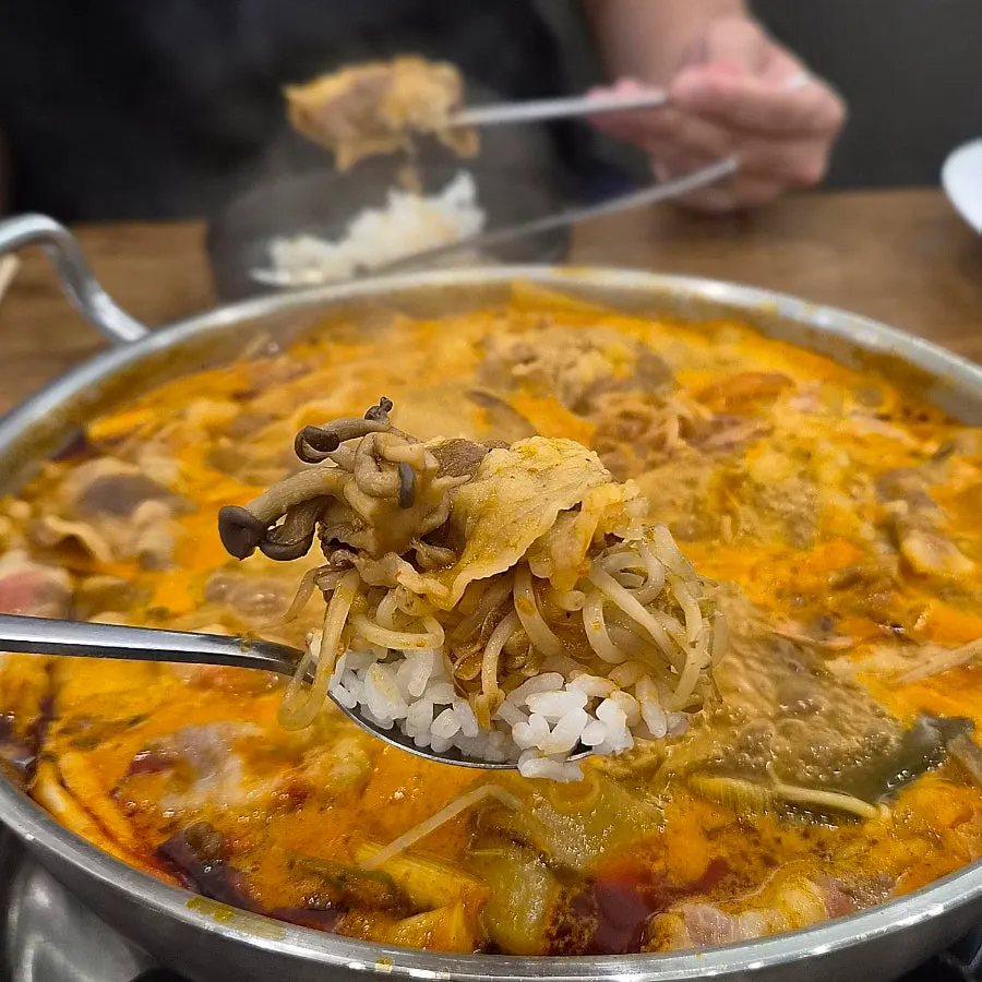 고기가 가득한 탕수육 단면