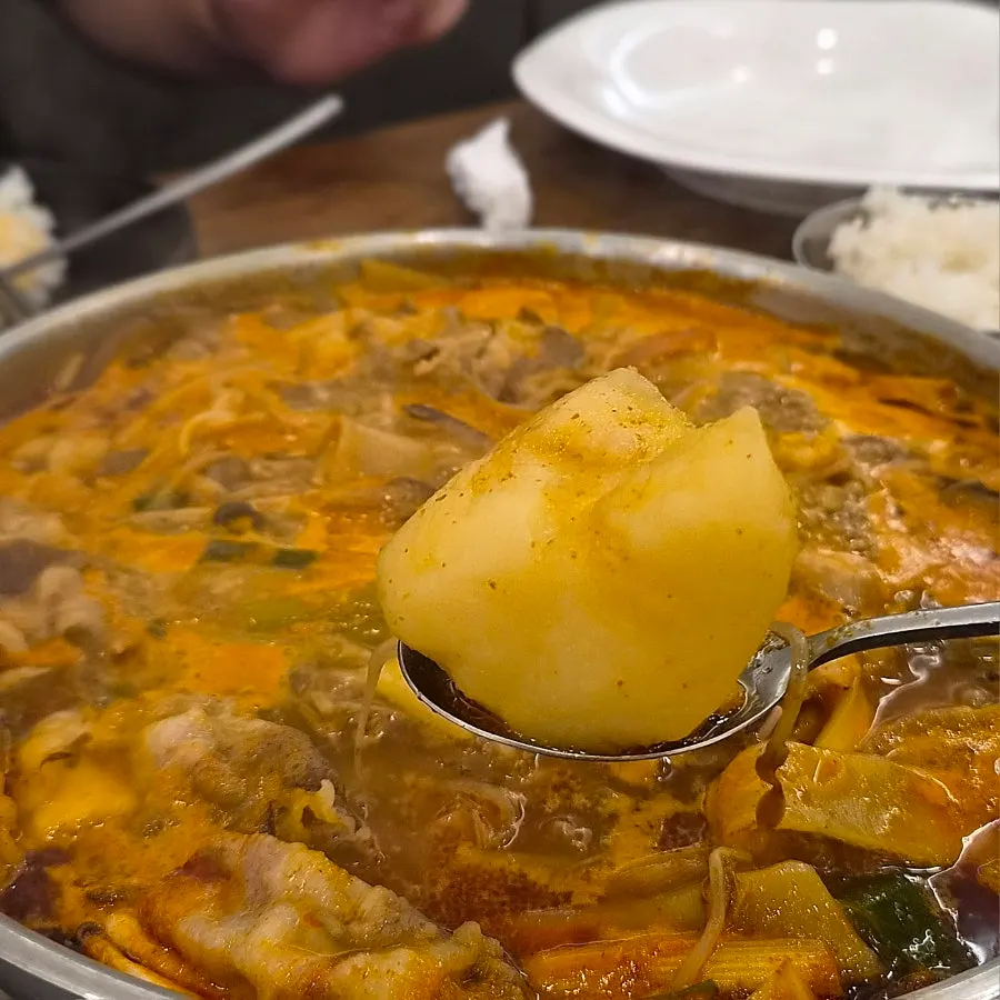 탕수육과 짬뽕이 함께 놓인 상차림