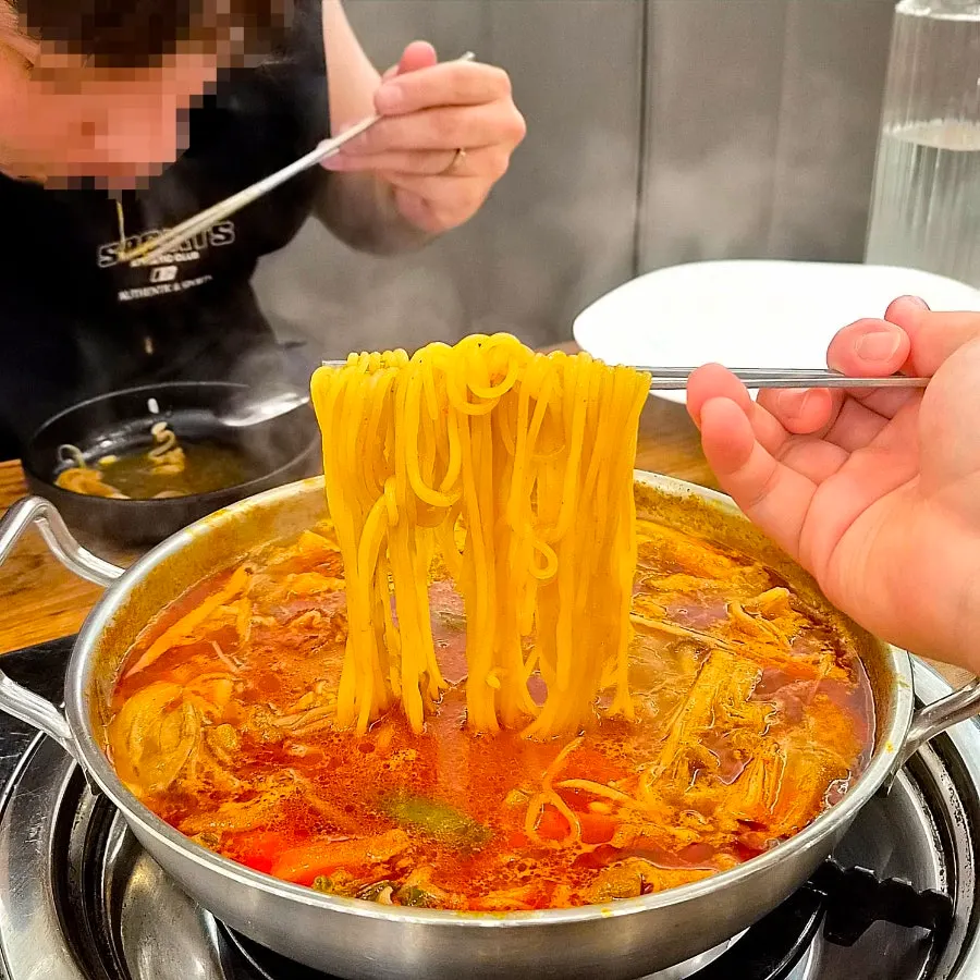 서비스로 나온 생면과 짬뽕 국물
