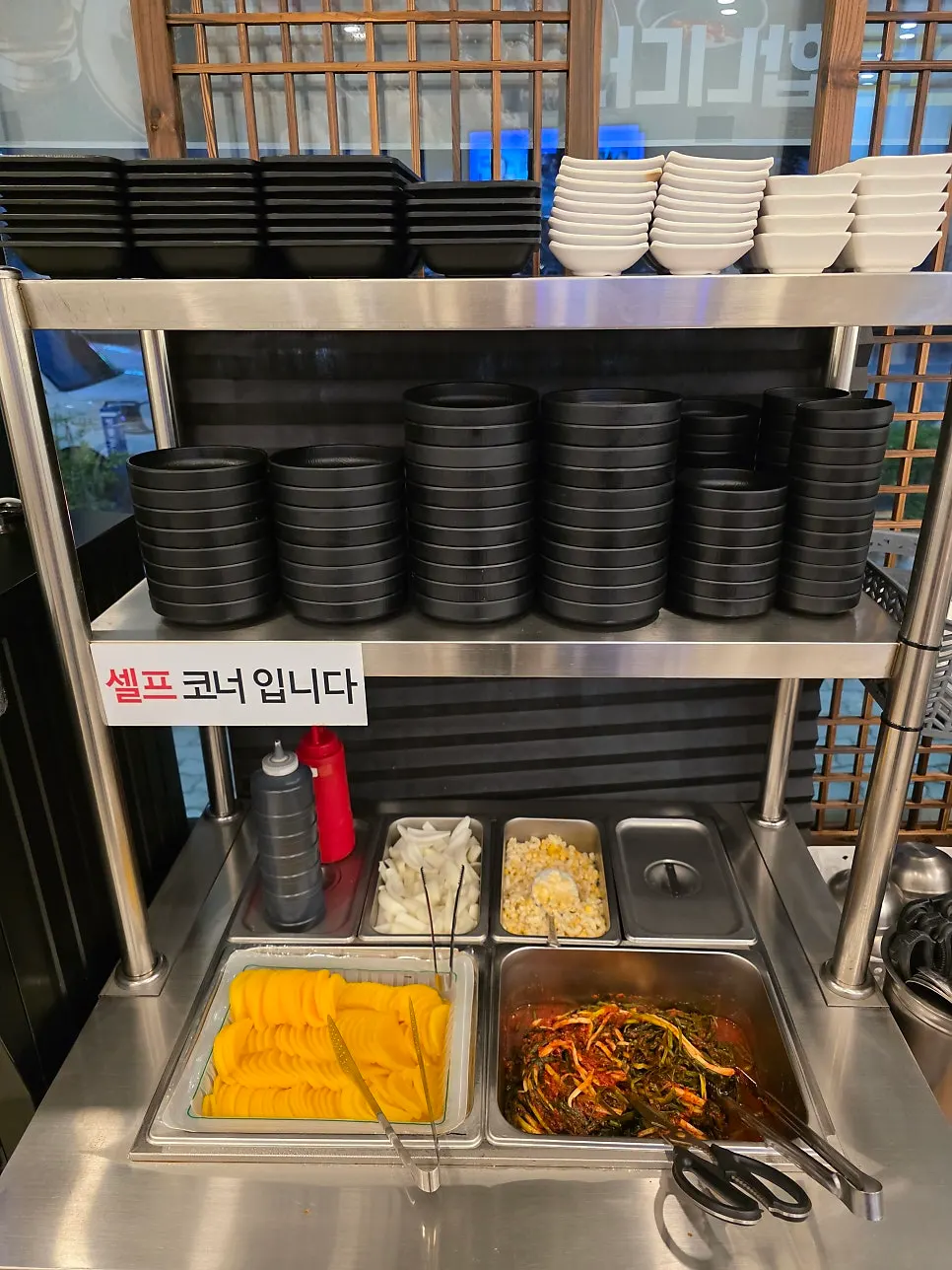 셀프바에 놓인 반찬