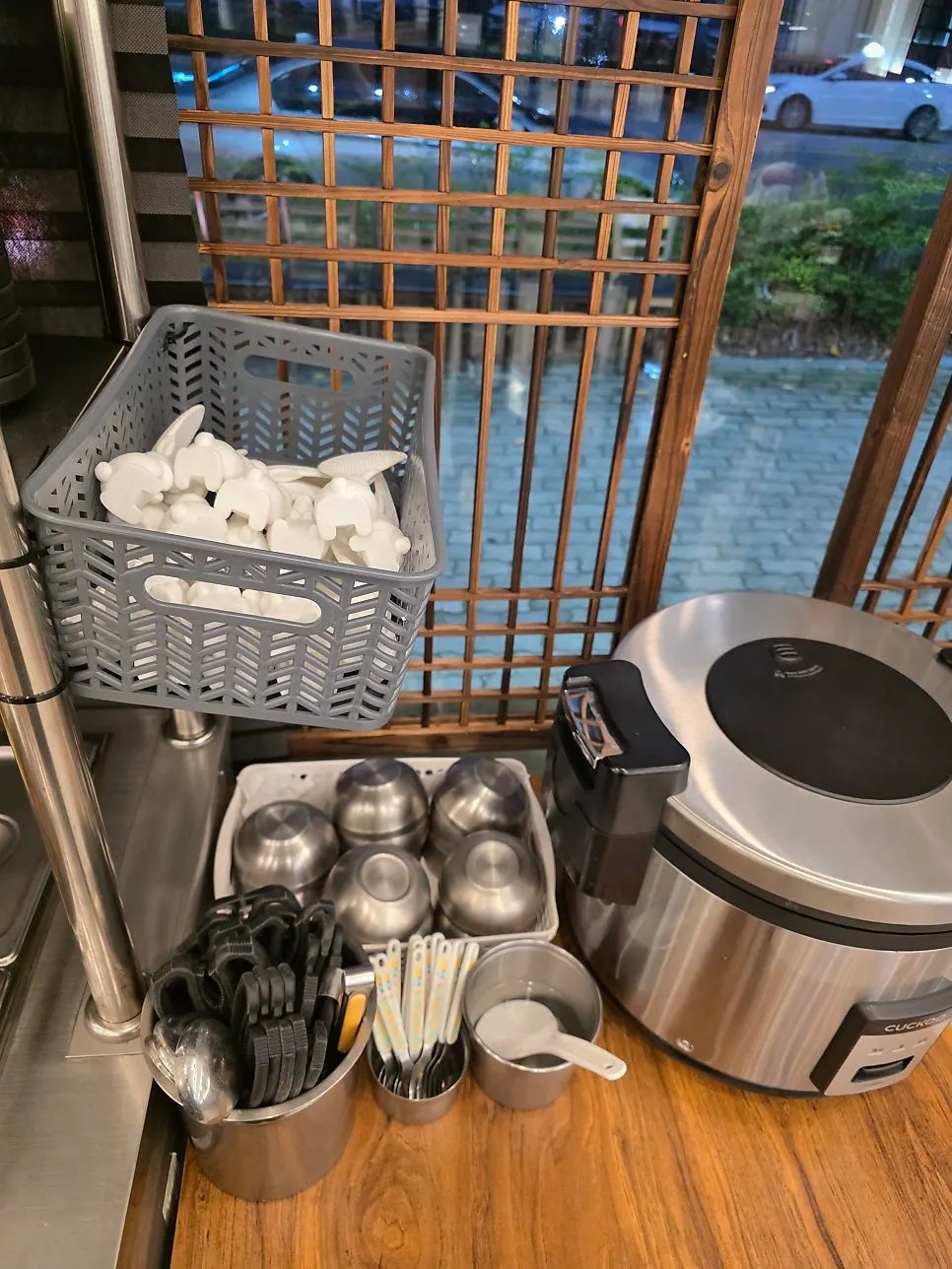 셀프로 가져다 먹는 파김치 등 반찬