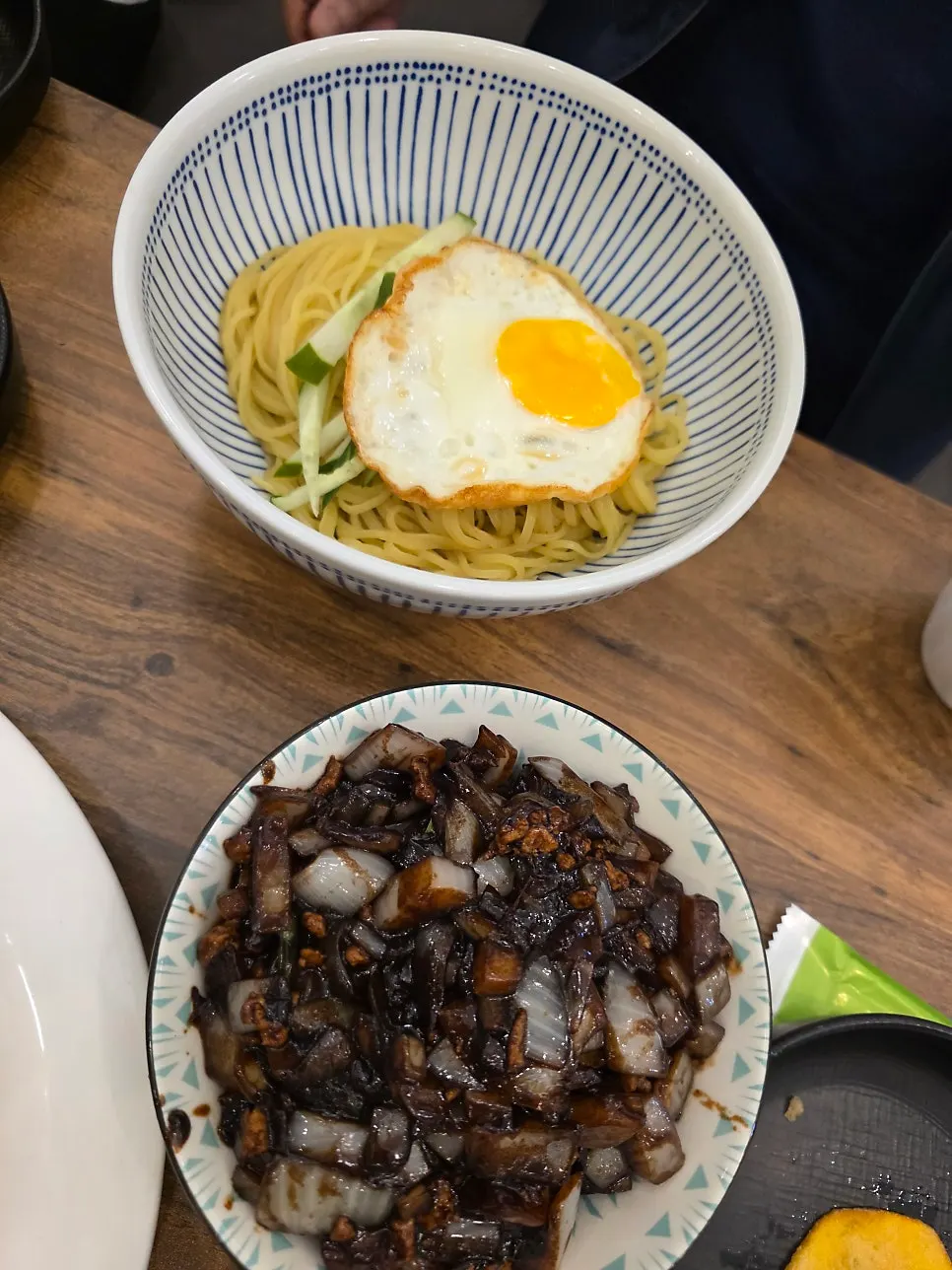 짜장 짬뽕 군만두로 구성된 1인정식