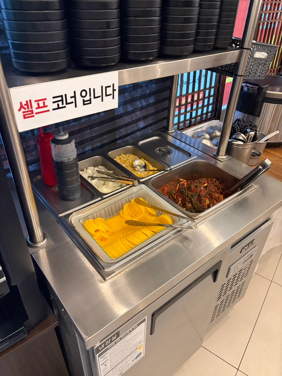 웨이팅 기계가 있는 메이웨이 입구