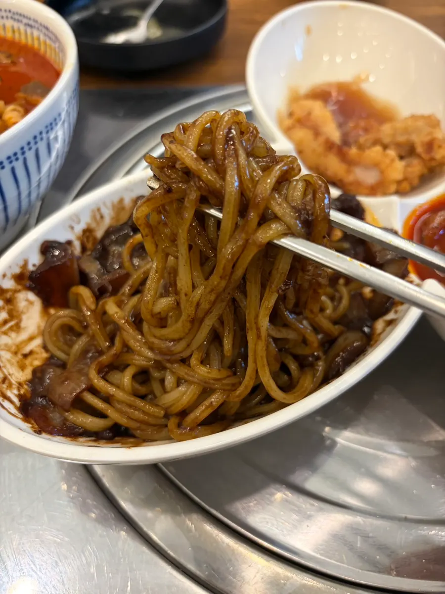 짜장 소스에 비빈 밥