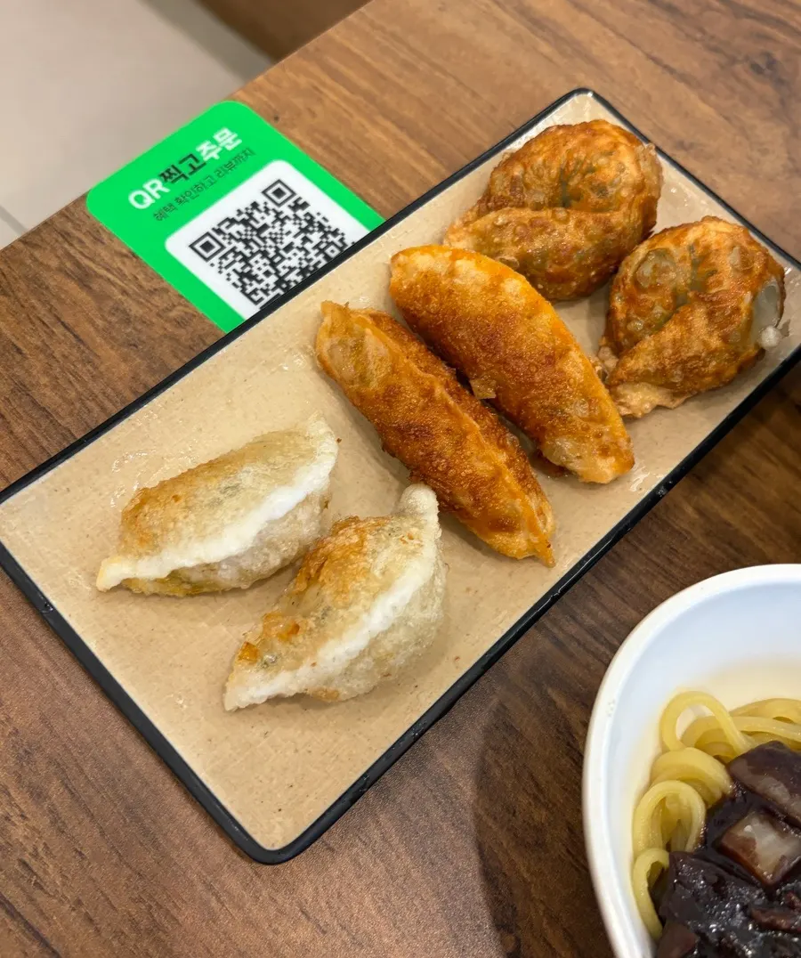 세 가지 종류 모듬만두 접시