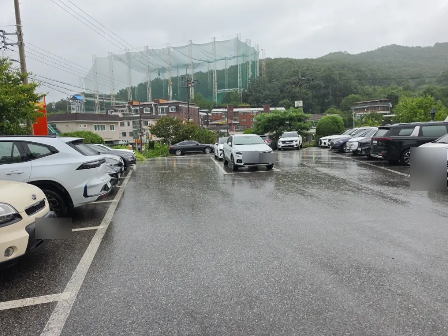 Bulnaneun Jjukkumi Yuryang branch parking lot packed with cars