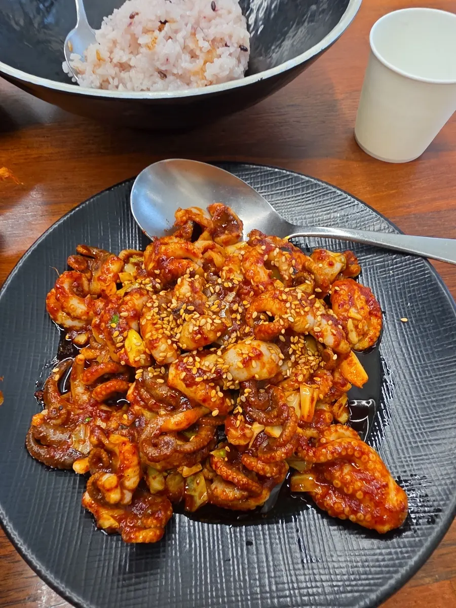 Bulnaneun Jjukkumi served on a hot plate at mild spice level