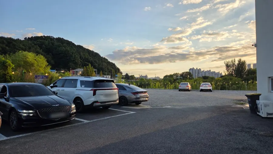 Dedicated parking area for Huni Gejang on Taejosan-gil