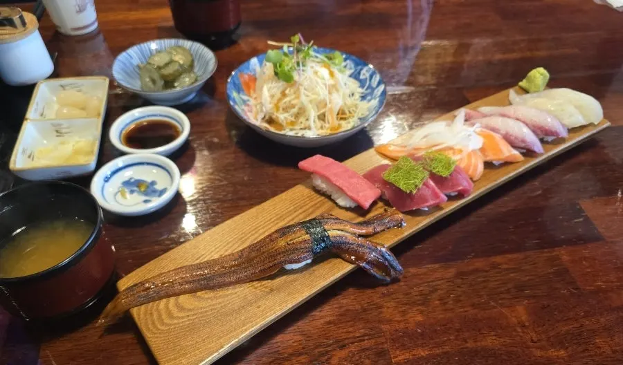 긴 나무 도마 접시에 담긴 초밥