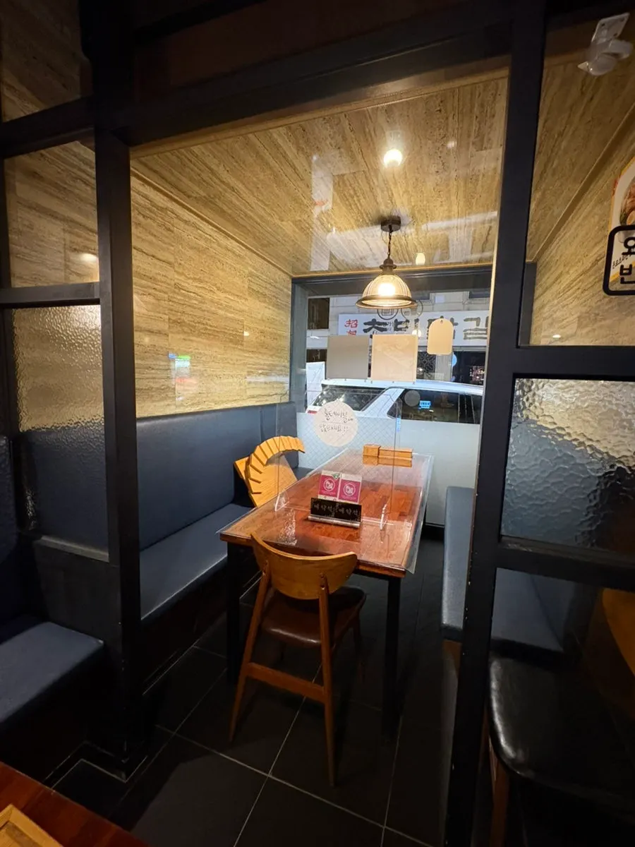 Group seating divided by partitions at Raon Sushi